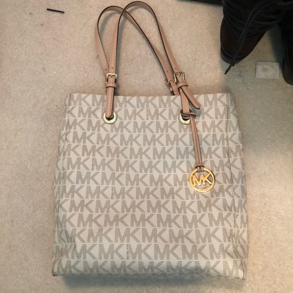 Michael Kors Handbags - Michael Kors Jet Set Tote